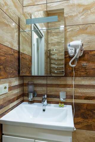 Апарт-отели Mini Hotel Barvy Lvova on Horodotska St. Львов Двухместный номер с 1 кроватью и собственной ванной комнатой-8